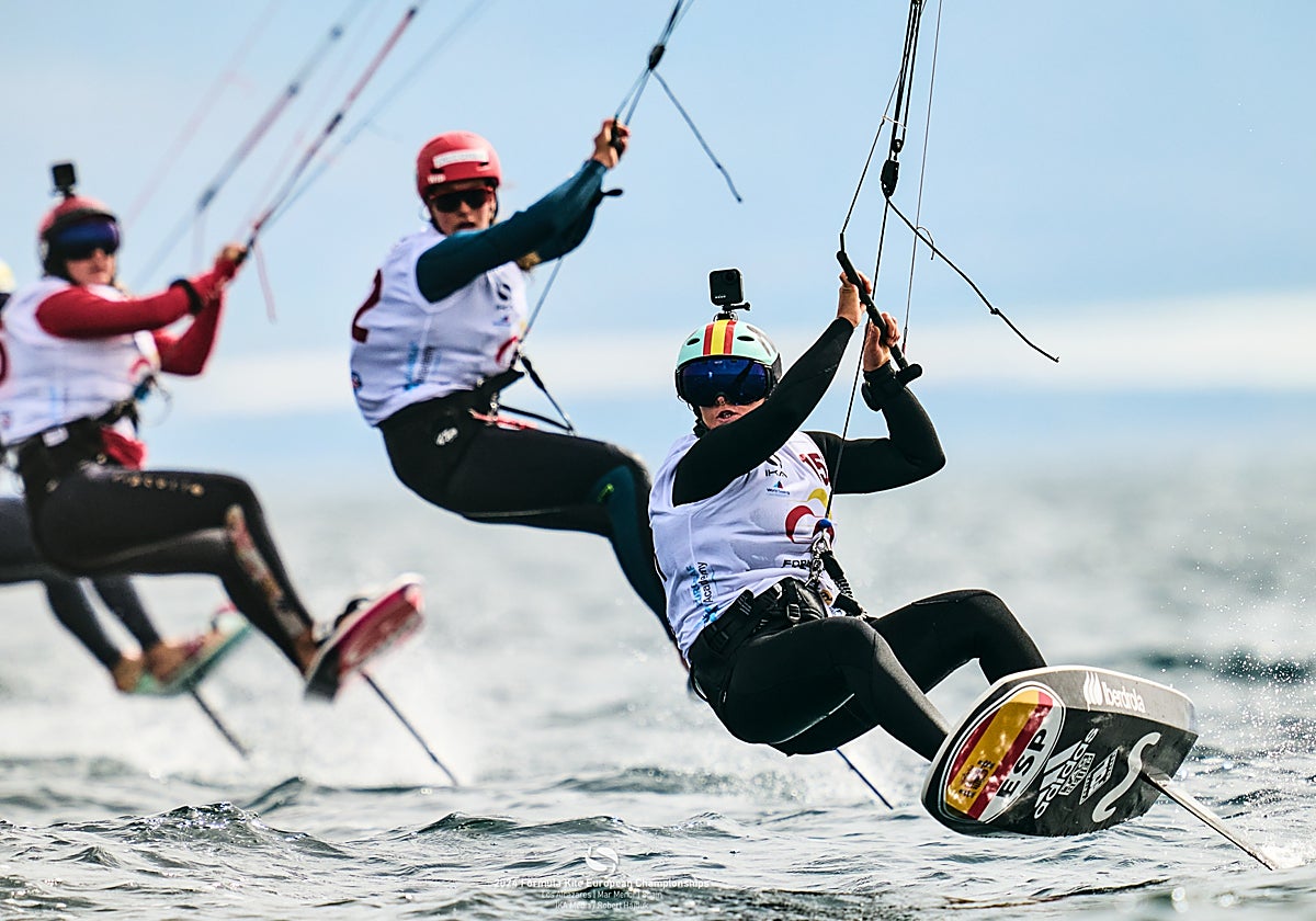 La rider catalana Gisela Pulido durante el Eiuropeo de Formula Kite 2024 disputado en aguas del Mar Menor