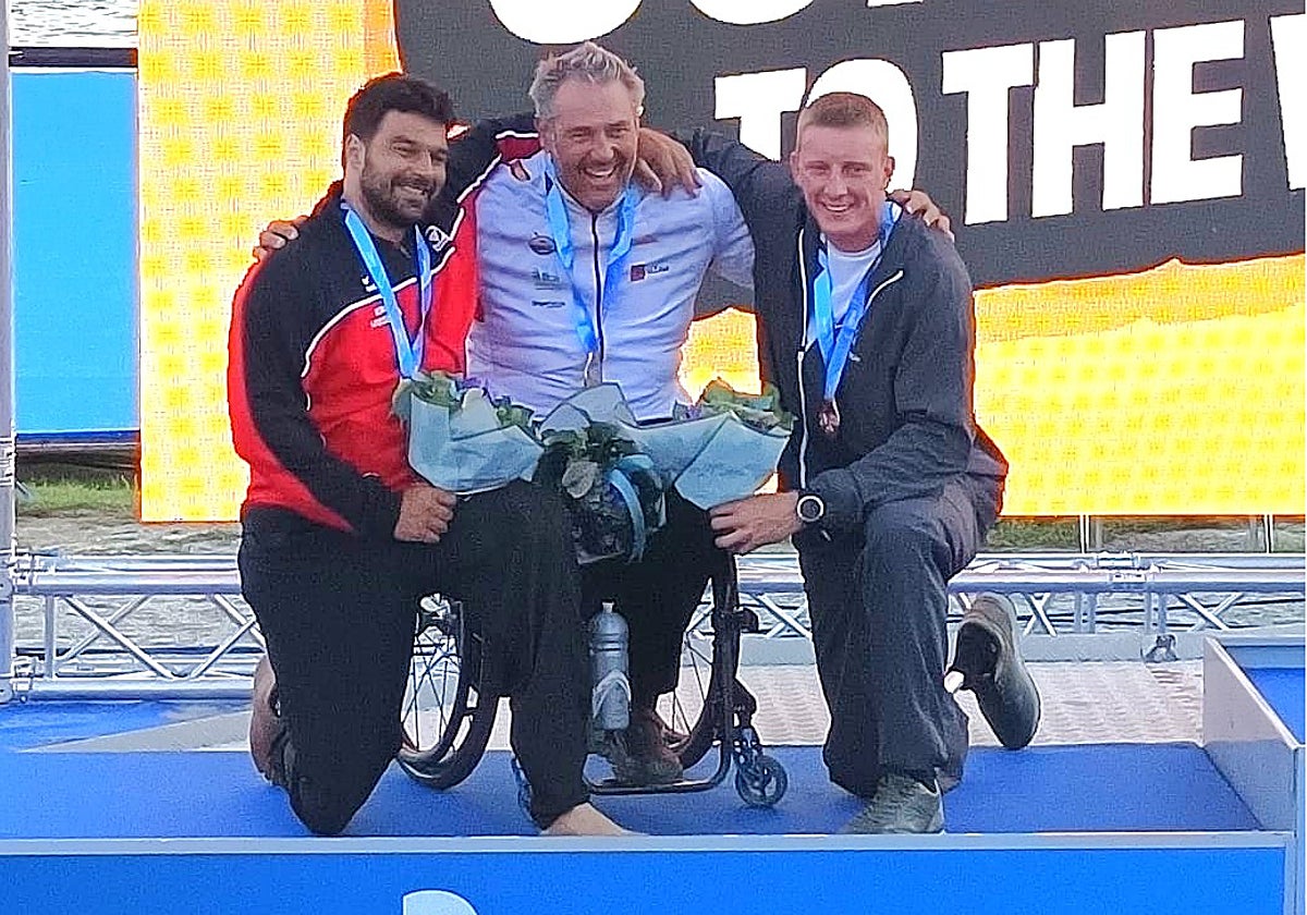 Javier Reja, en el centro de la imagen, en el podio de Gyor, en Hungría