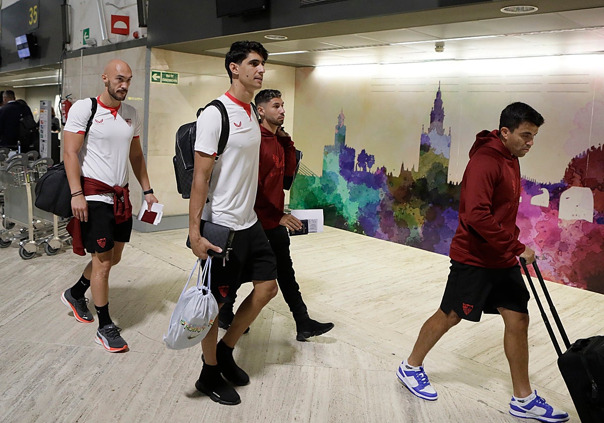 Marko Dmitrovic y Bono, antes de un viaje con el Sevilla