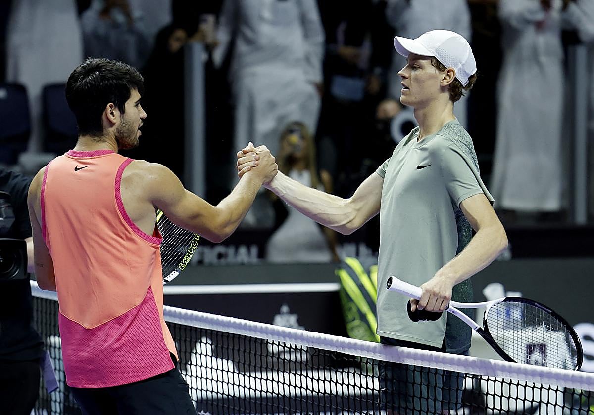 Alcaraz y Sinner, tras enfrentarse en octubre de 2024 en Arabia Saudí en el Kings Slam.