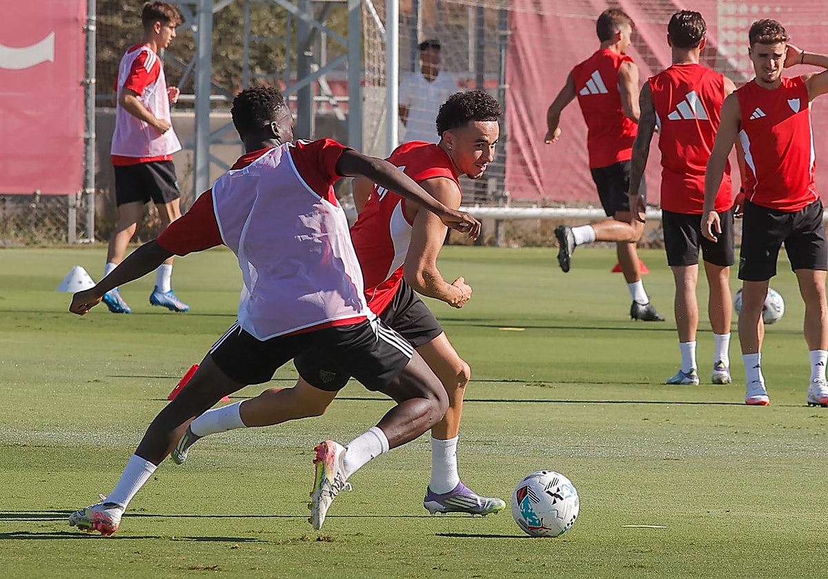 Vargas, durante un entrenamiento del Sevilla