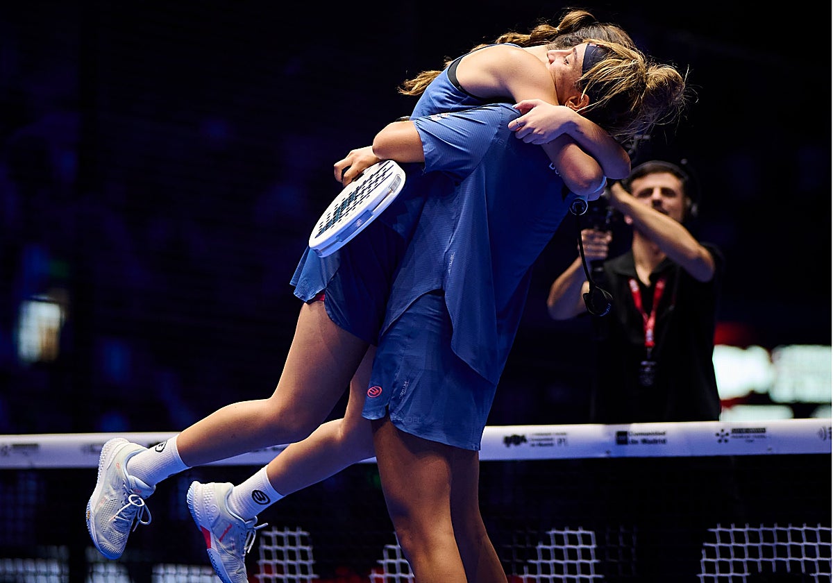 Bea González eleva en brazos a Claudia Fernández