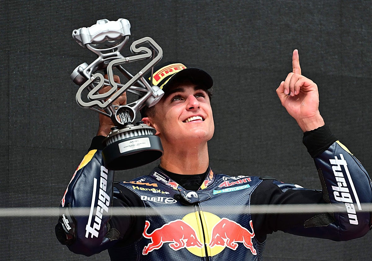 Daniel Muñoz, en el podio de Moto2 del Gran Premio de Cataluña en el Circuito de Montmeló