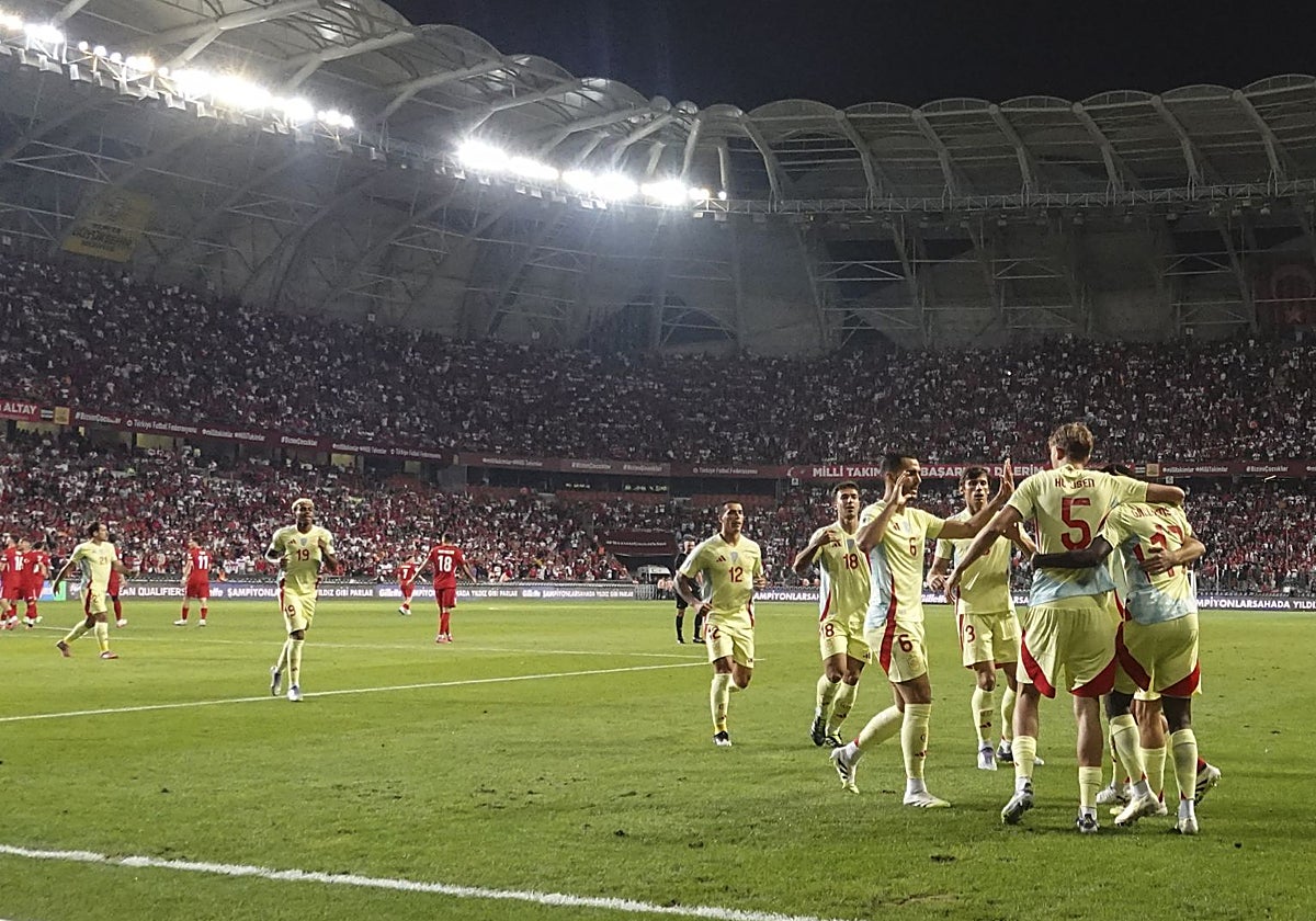 Los jugadores de España celebran uno de su goles a Turquía