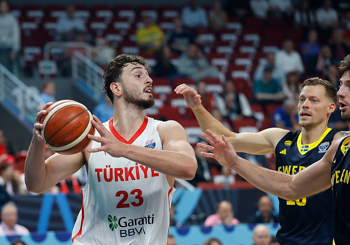 Sengun, ante la defensa sueca en los octavos de final del Eurobasket