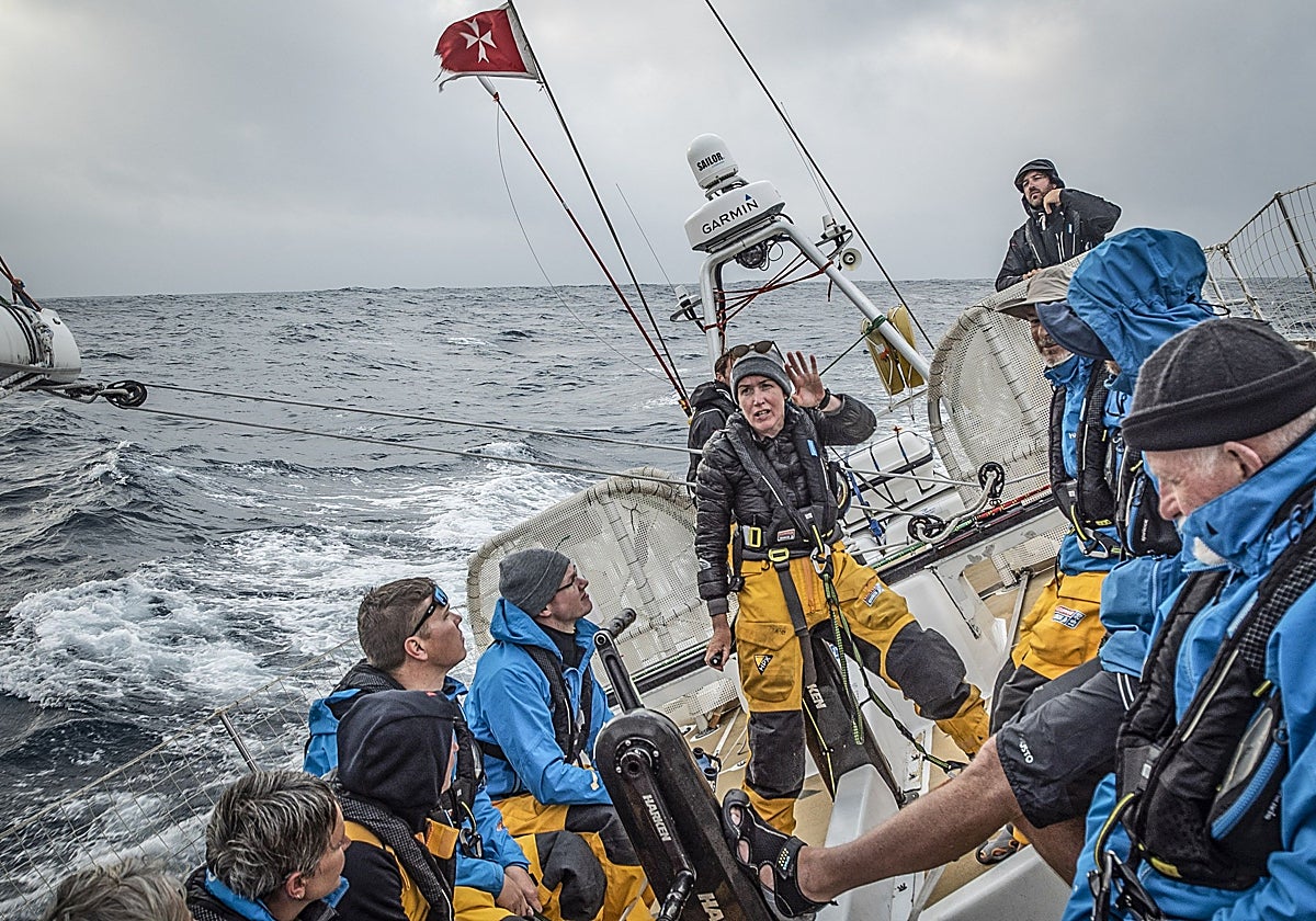 La capitana de uno de los barcos dando instrucciones a los tripulantes amateurs
