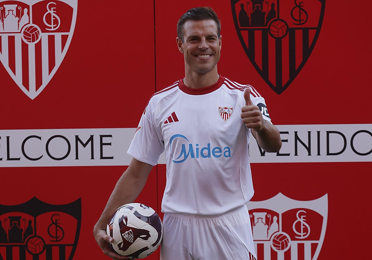 Azpilicueta posa como jugador del Sevilla