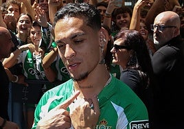 El Betis comercializará una línea de ropa que se llamará 'Iluminado' en honor a Antony