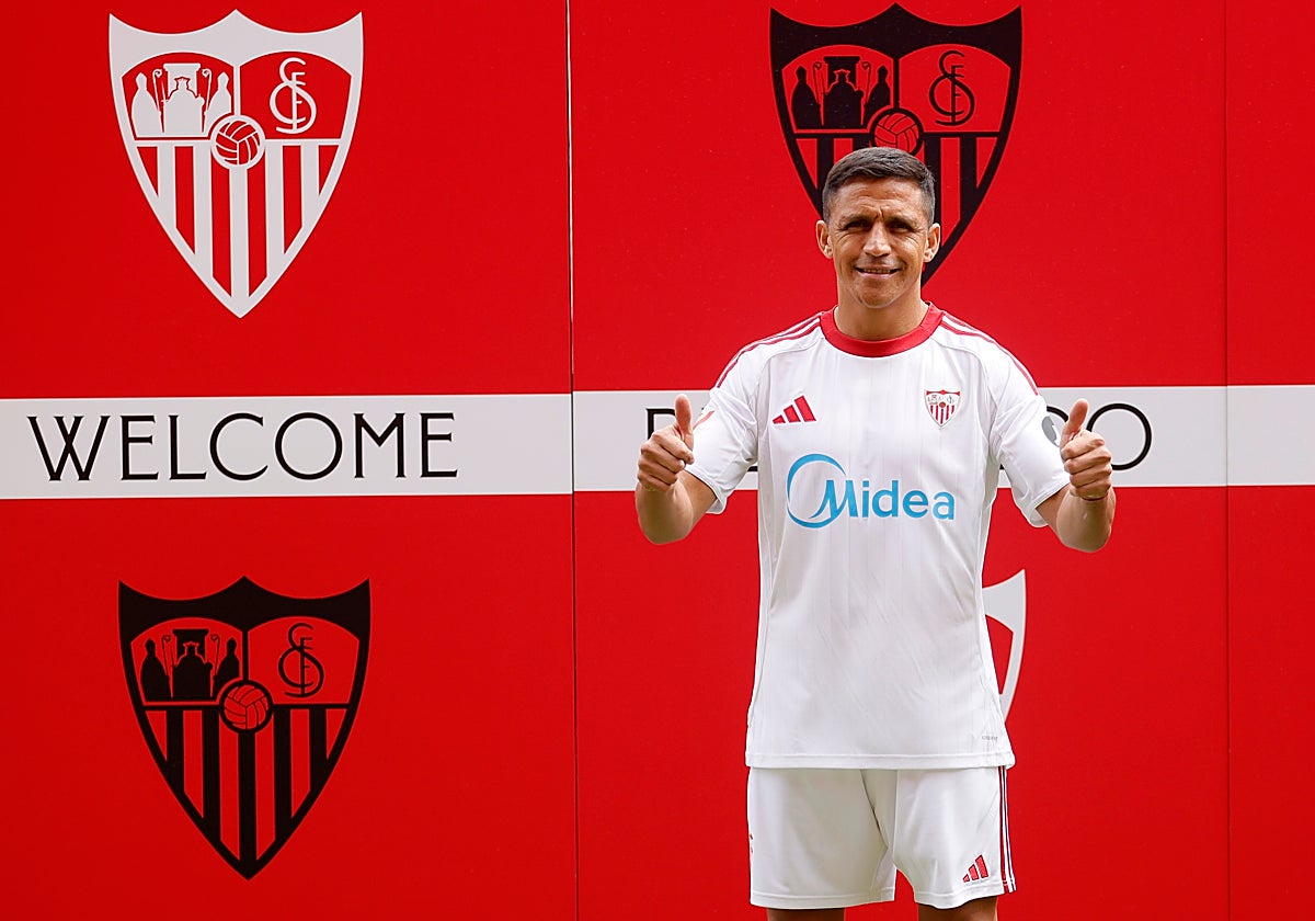 Alexis Sánchez posa en su presentación como sevillista