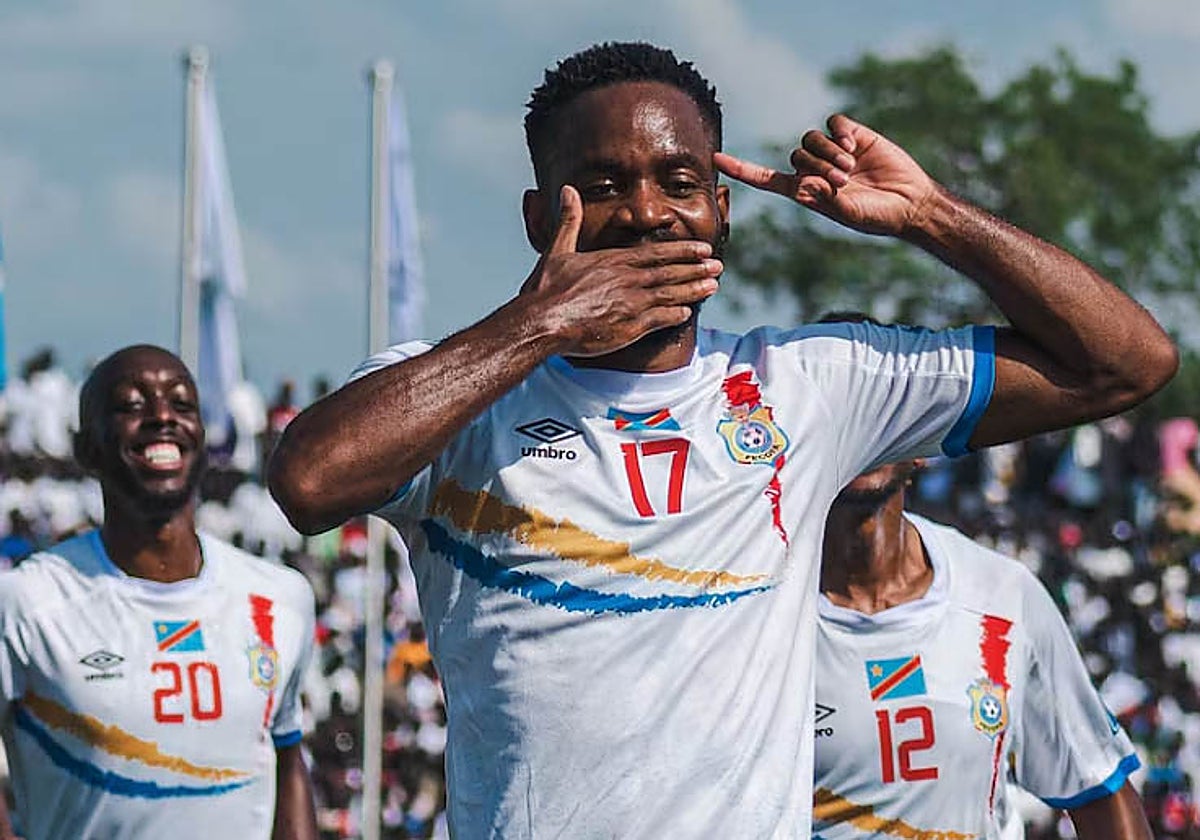 Bakambu celebra uno de sus goles con la RD del Congo