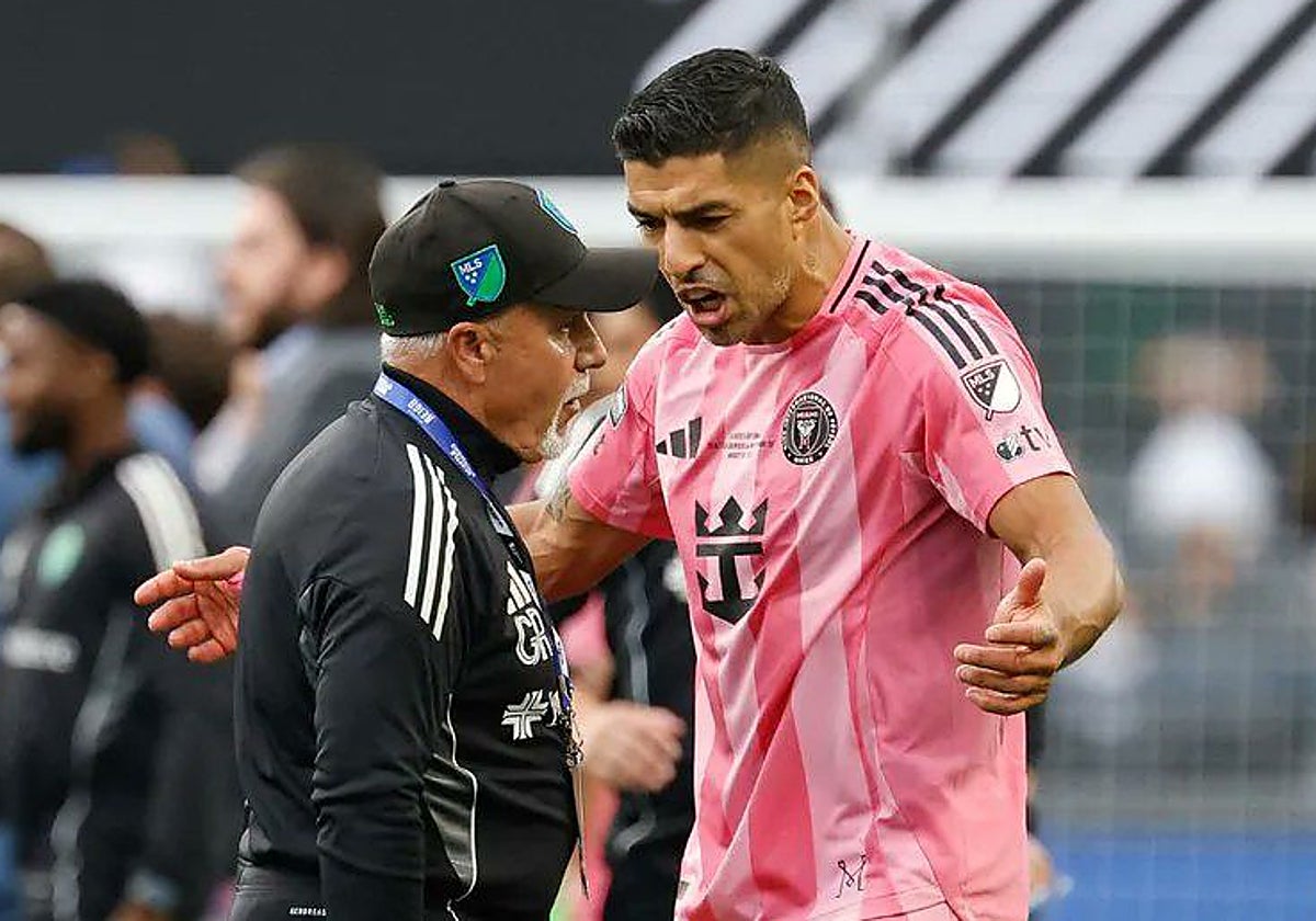 Luis Suárez, con el jefe de seguridad de los Sounders al que escupió