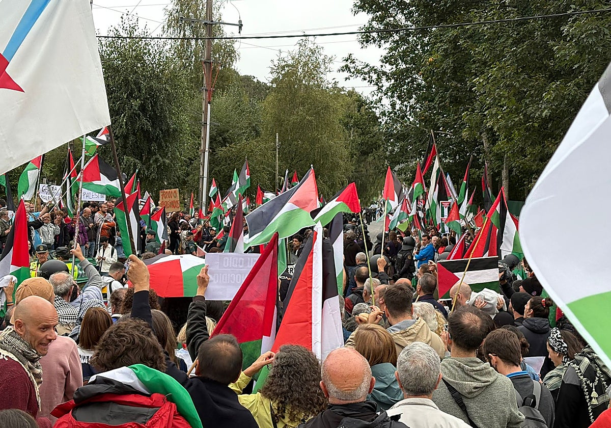Manifestantes y ciclistas en la Vuelta