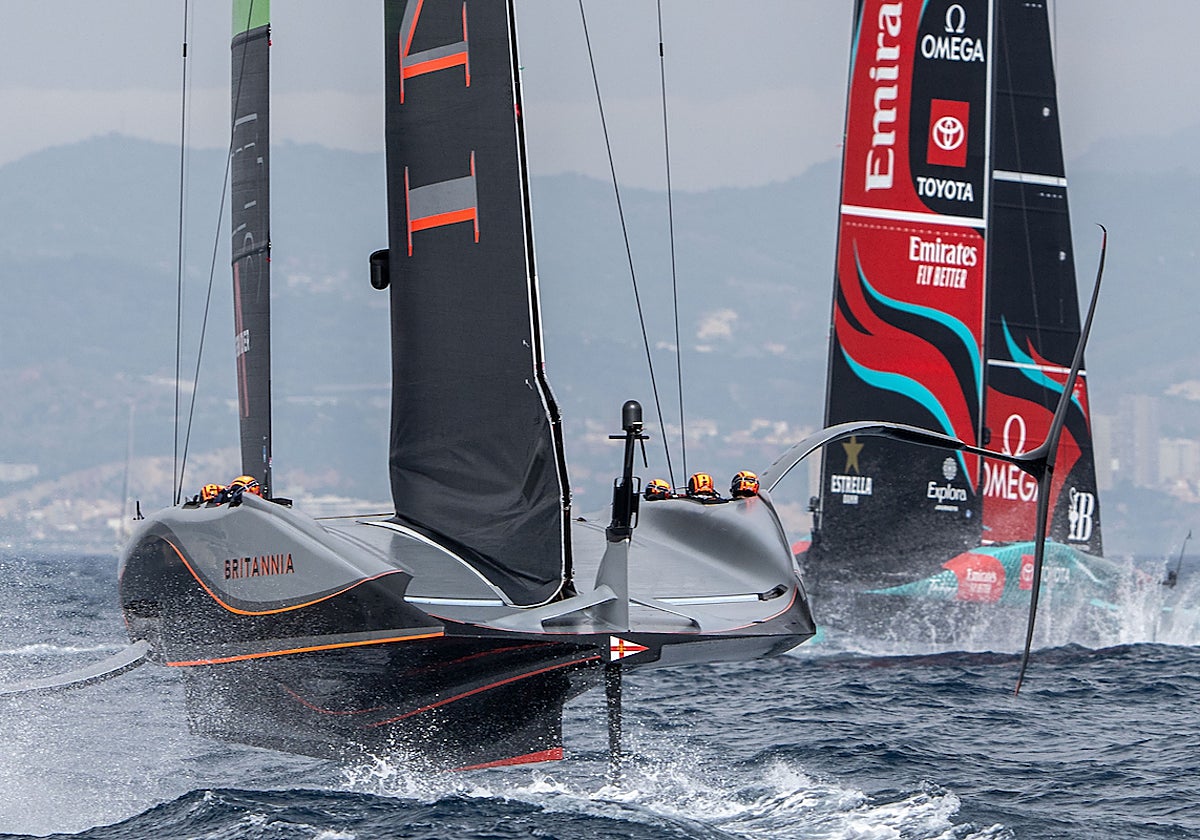 INEOS Britannia y Emirates Team New Zealand en la final de la 37 Copa América en Barcelona