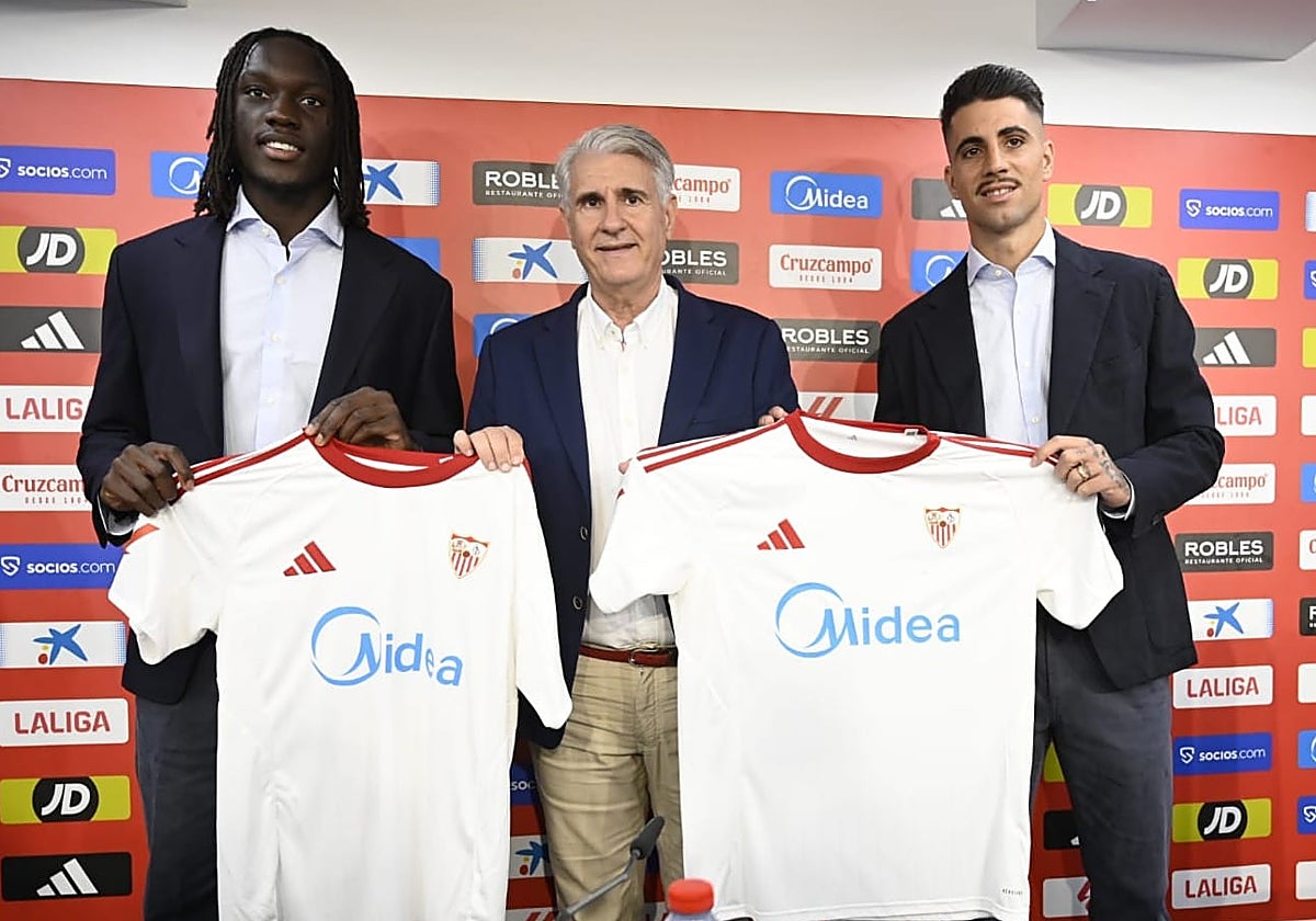 Mendy y Cardoso posan junto a Antonio Cordón