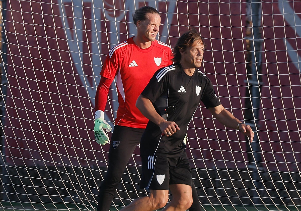 Nyland, junto a Almeyda, en el entrenamiento del Sevilla FC de este miércoles