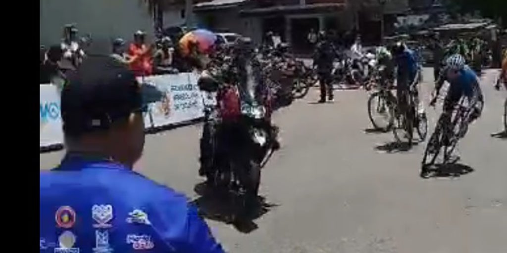 Vídeo viral: un motorista de la policía provoca un brutal accidente en la Vuelta a Venezuela