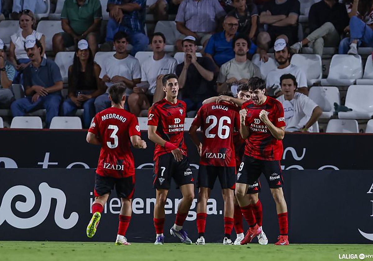 Gonzalo Petit celebra un gol con el Mirandés