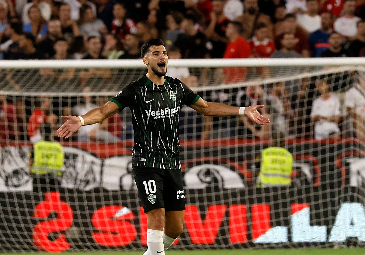 Rafa Mir celebra su gol ante el Sevilla