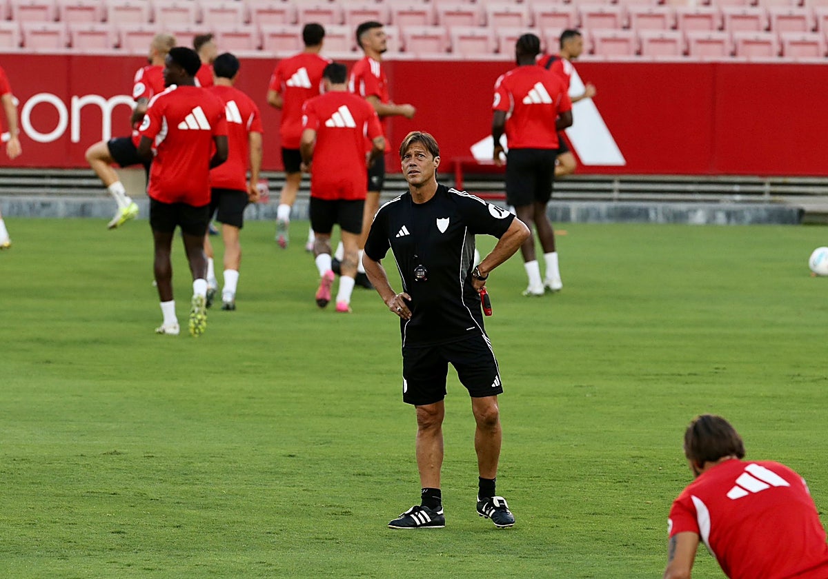 Matías Almeyda da instrucciones a sus hombres durante un entrenamiento