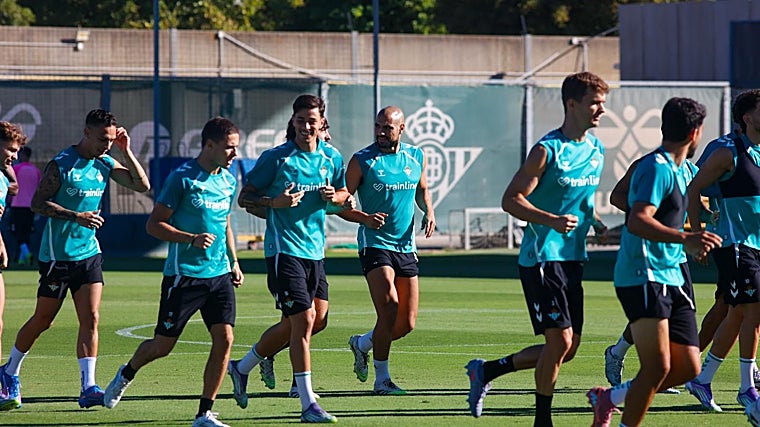 Amrabat, junto a varios compañeros, en el inicio del entrenamiento de este viernes