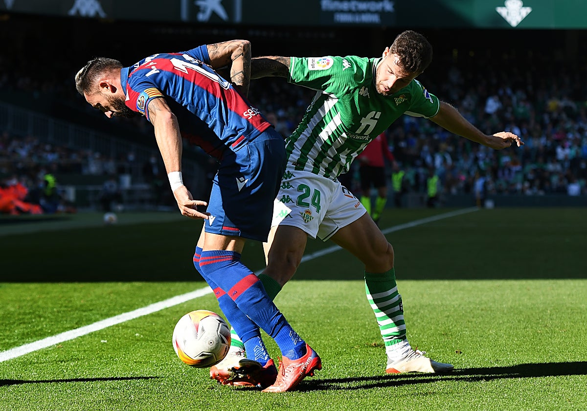 Lance del juego de un Betis - Levante jugado en el Benito Villamarín