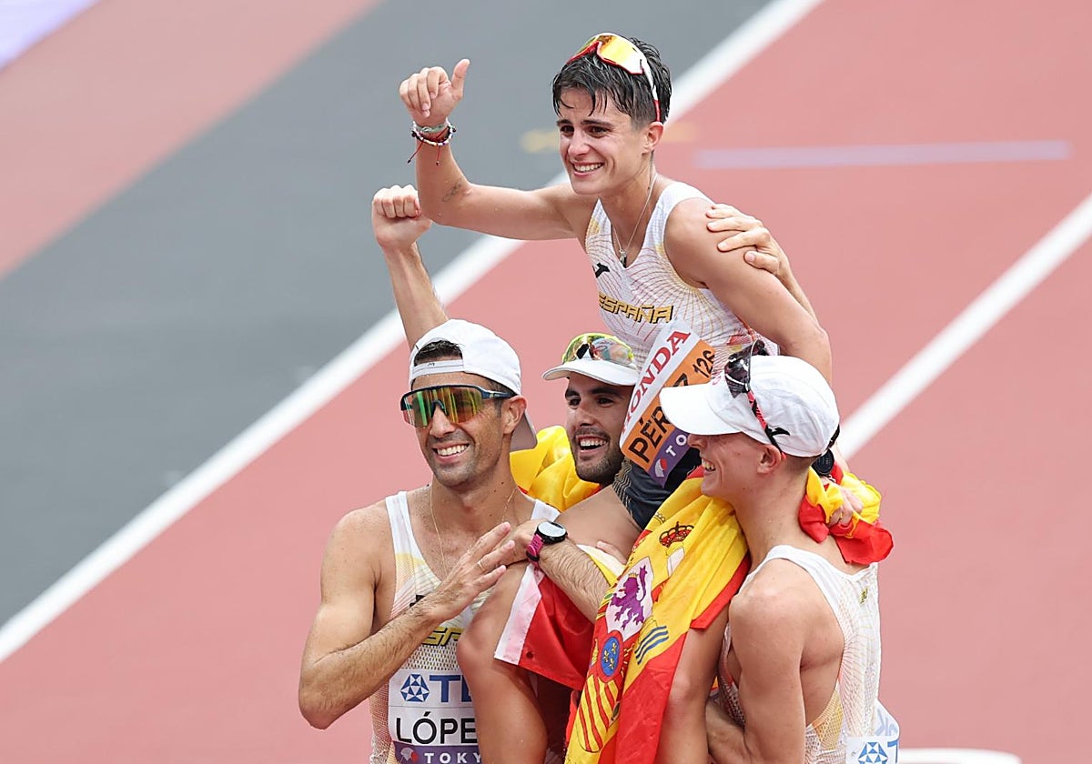 María Pérez, aupada por los marchadores masculinos españoles