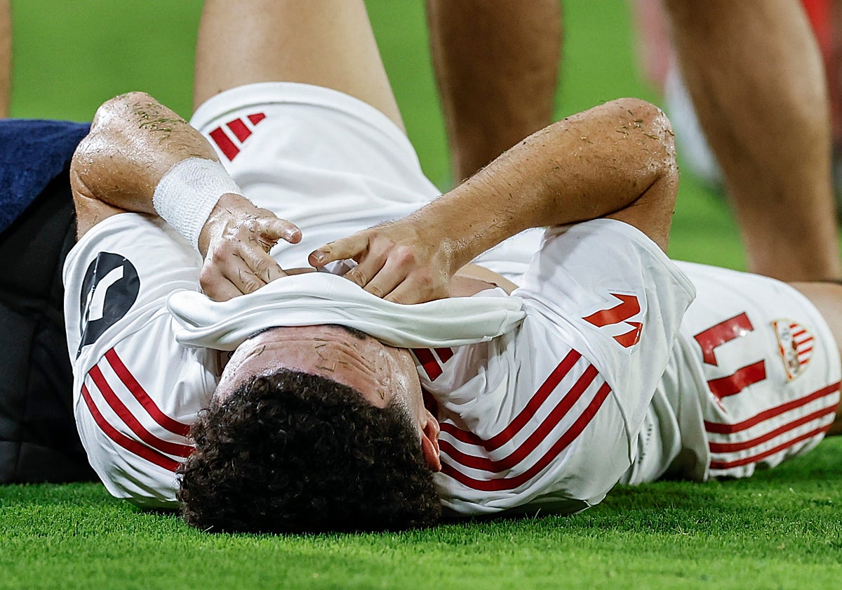 Rubén Vargas se lamenta sobre el césped del Ramón Sánchez-Pizjuán