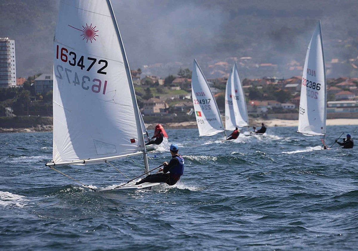 La flota de ILCA española y portuguesa luchan por el título Ibérico en aguas de la ría de Vigo