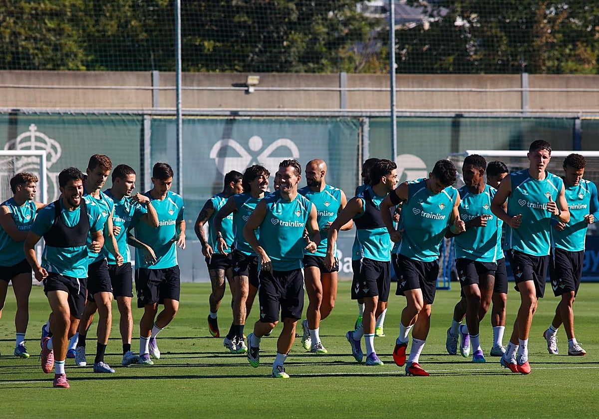 Los jugadores del Betis, haciendo carrera continua en un entrenamiento de esta semana