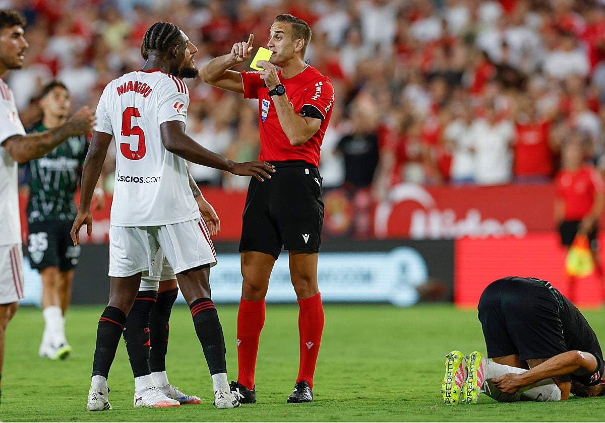 Gudelj y Nianzou piden explicaciones a Alberola Rojas tras una amarilla al francés