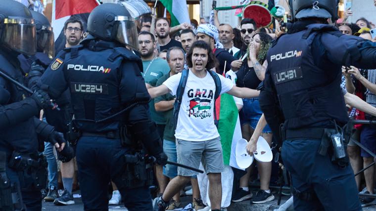 Un manifestante con una camiseta con los colores de la bandera palestina este domingo en Madrid.