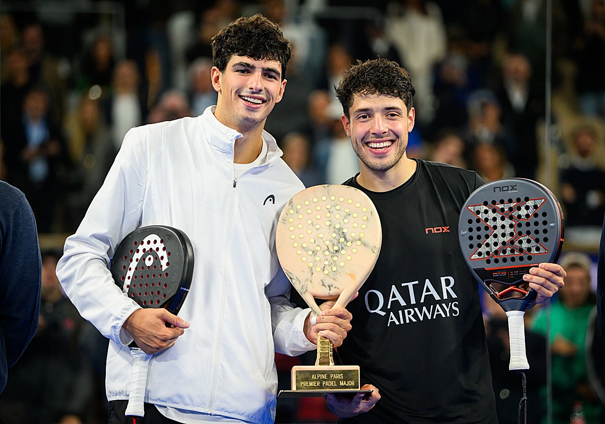 Arturo Coello y Agustín Tapia posan con el trofeo en la entrega de premios
