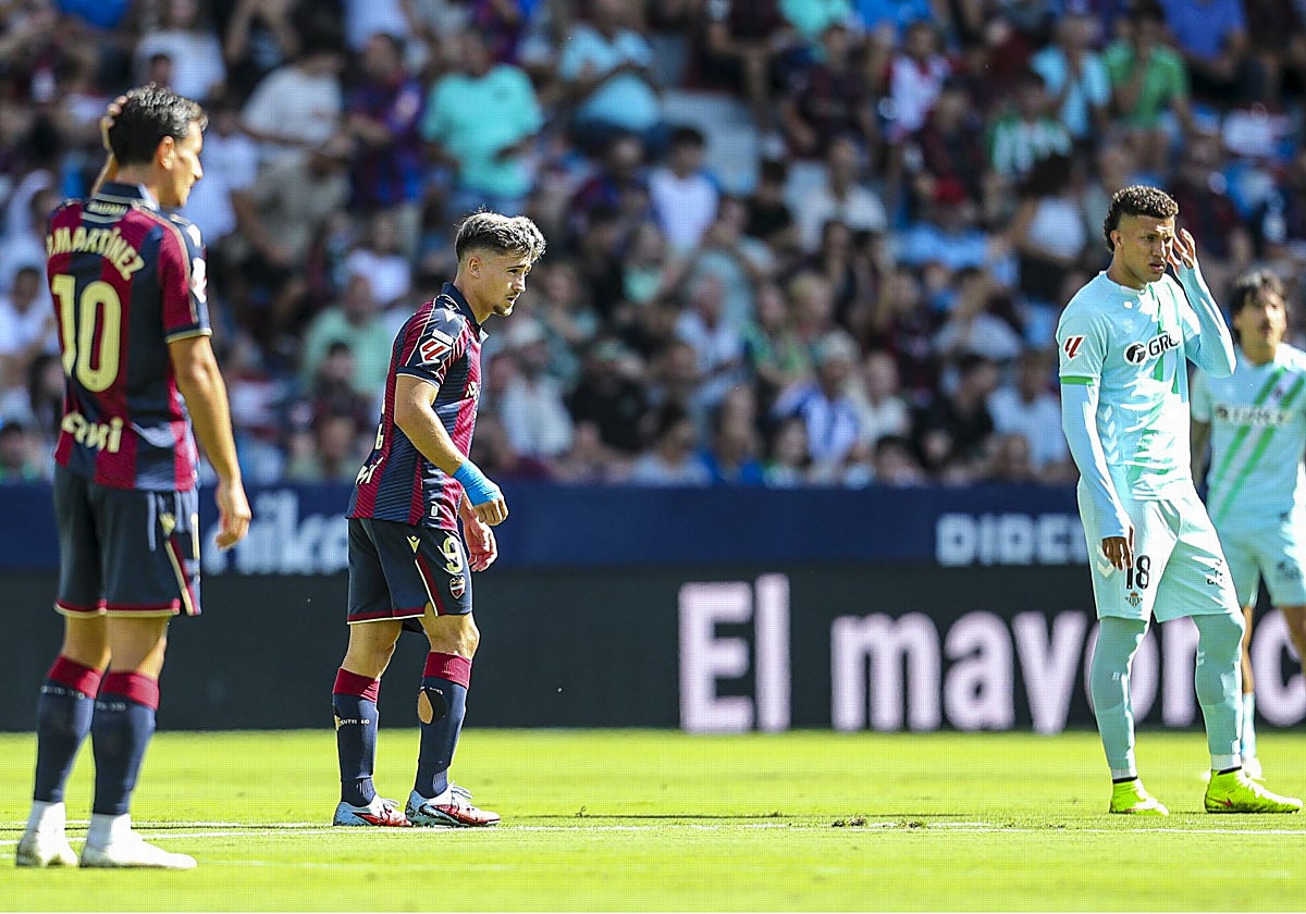 Iván Romero y Deossa, en el Levante-Betis de este domingo