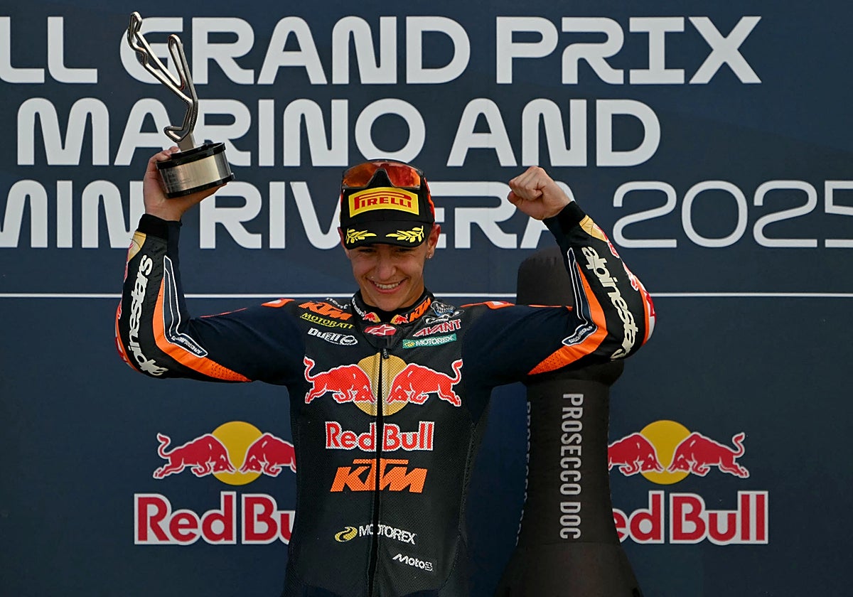 José Antonio Rueda, celebrando el triunfo en el podio del Gran Premio de San Marino