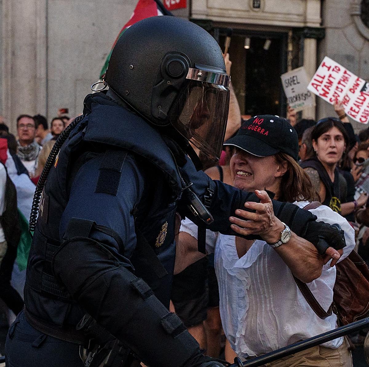 La Vuelta acaba en violencia total y sin llegar a la meta