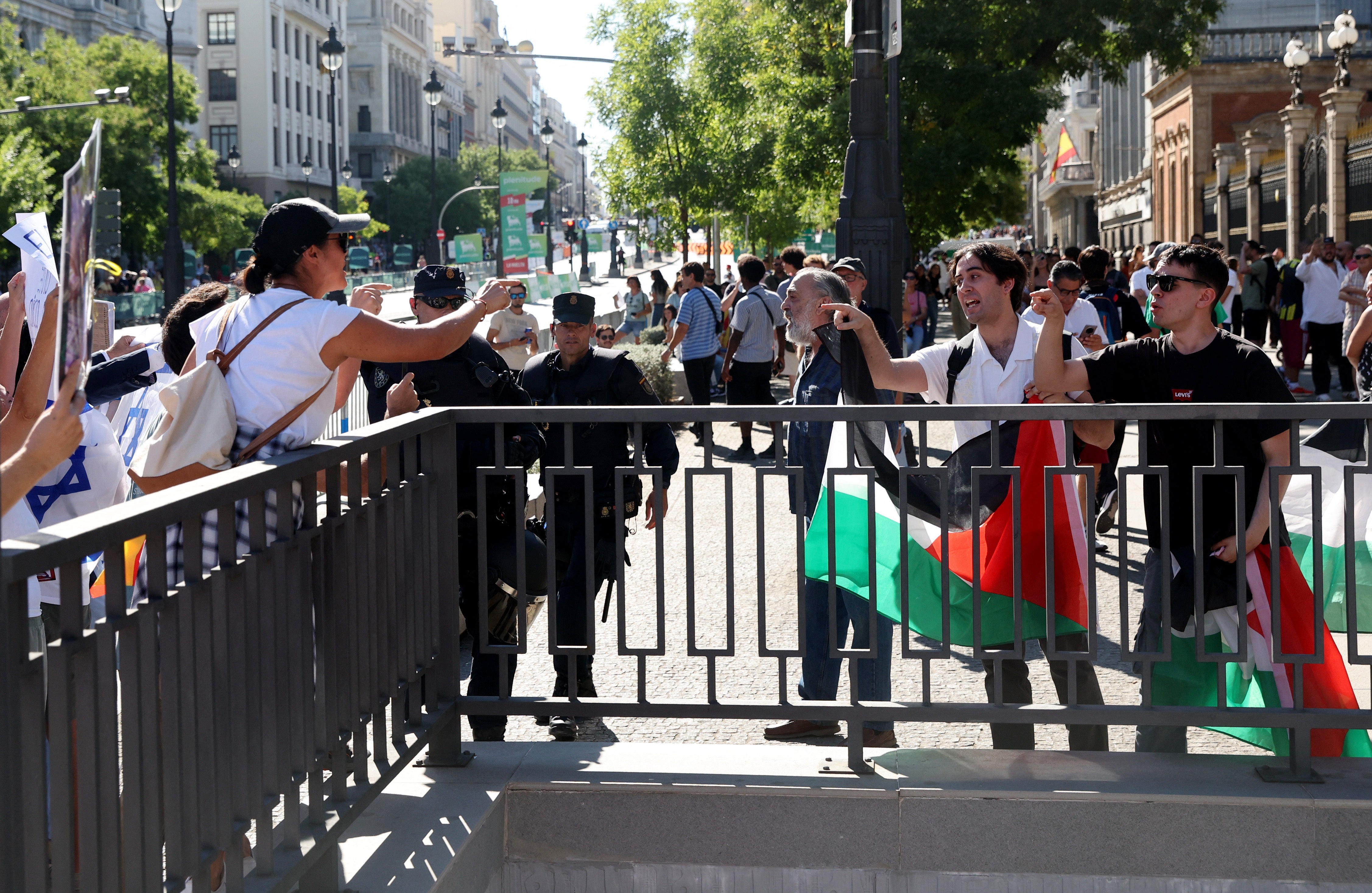 Agentes de Policía vigilan un intercambio de palabras entre manifestantes propalestinos y proisraelíes.