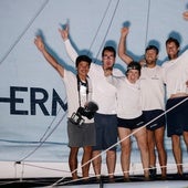El español Carlos Manera, segundo por la izquierda, celebrando la victoria tras cruzar la línea en la Bahía de Boka