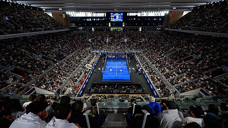 La Philippe Chatrier, pista central de Roland Garros, llena en el día de las finales