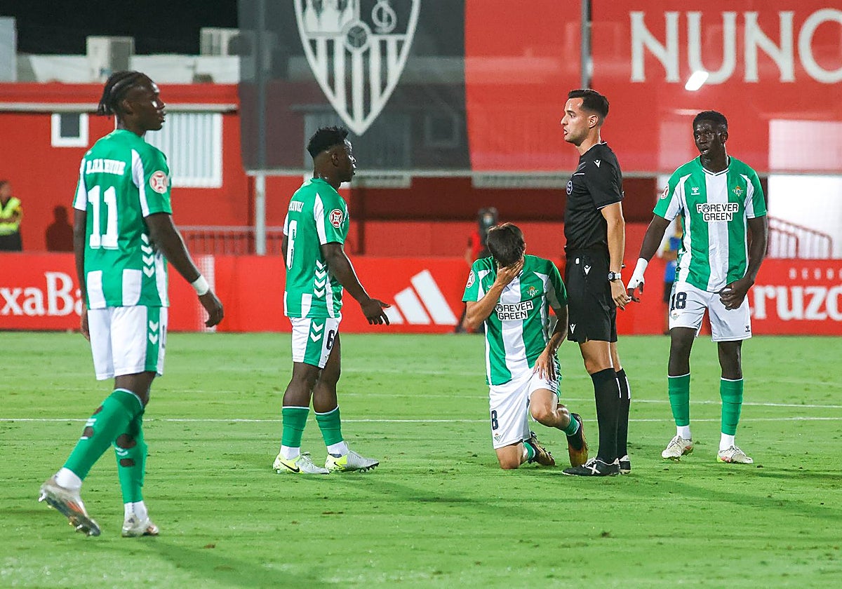 Dani Pérez se duele sobre el césped de la ciudad deportiva del Sevilla