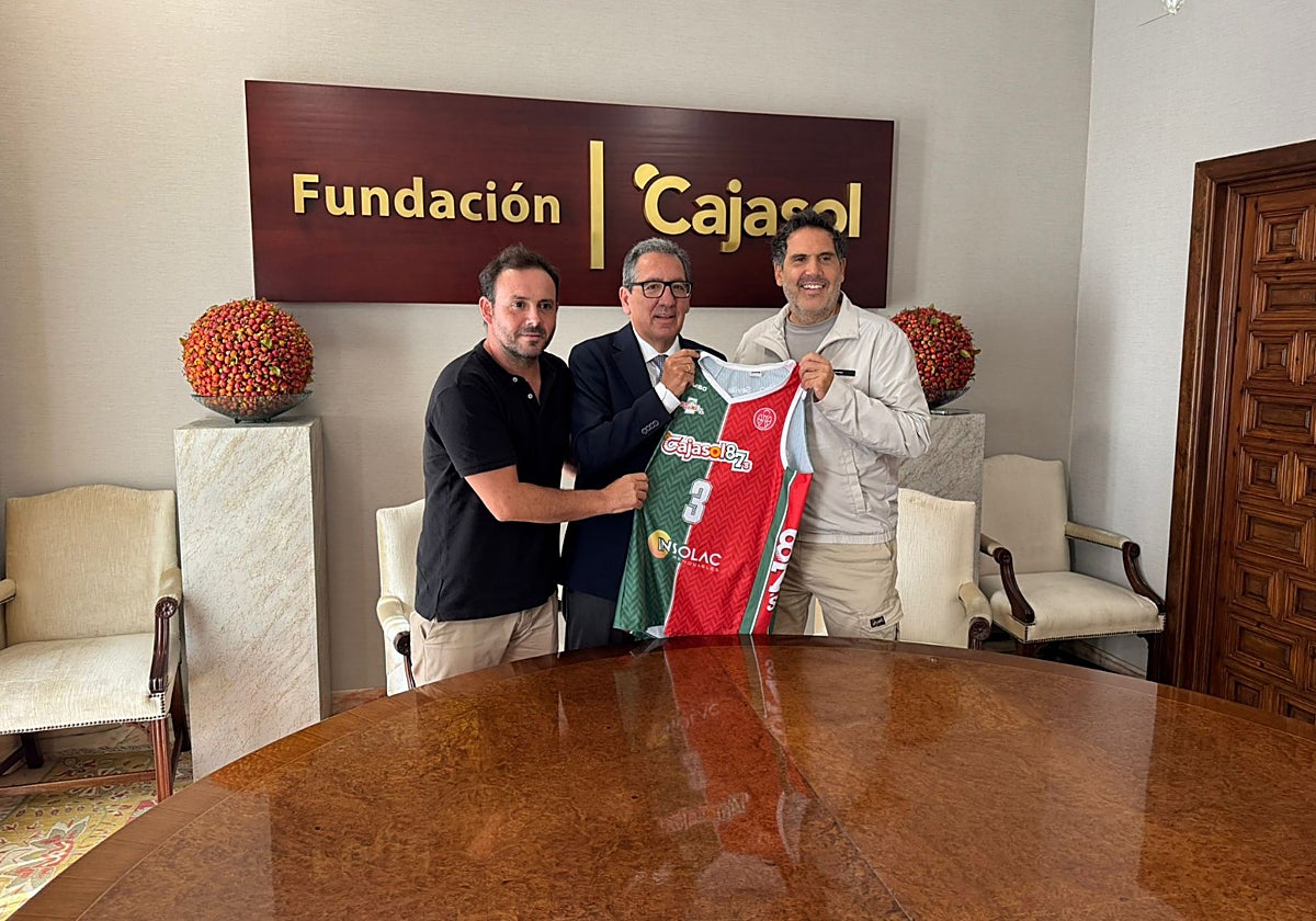 Antonio Pulido, junto a los hermanos Crespo, propietarios del Insolac Cajasol 87