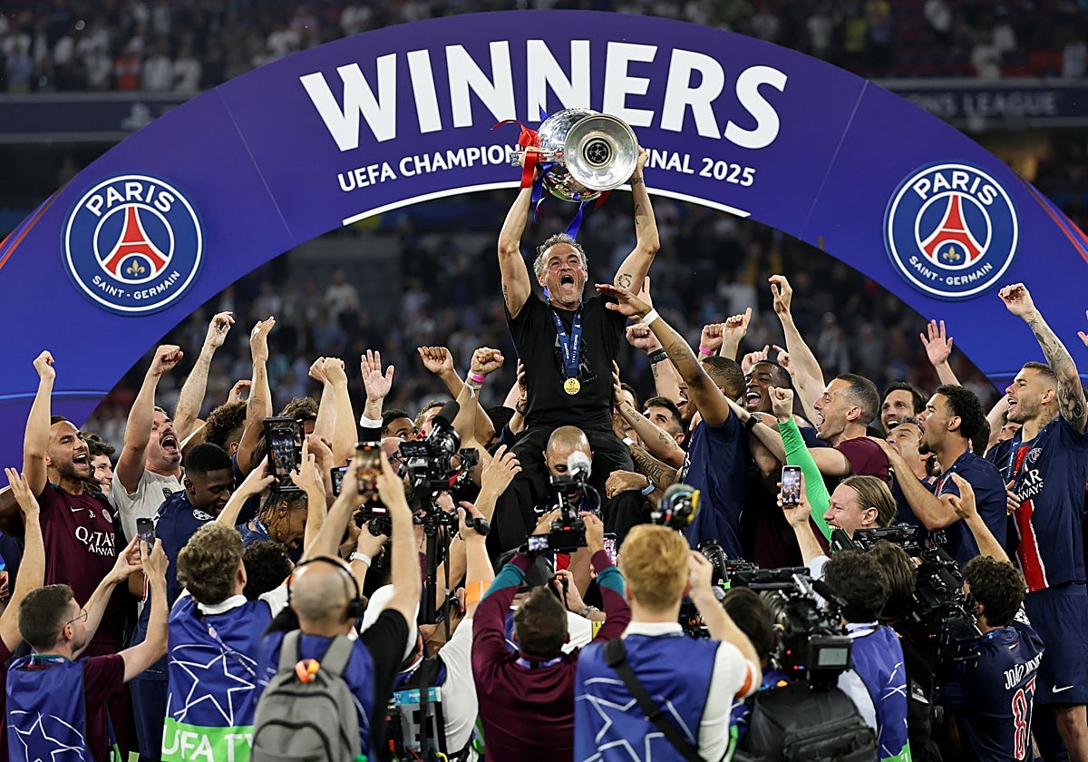 Luis Enrique, levantando la Champions el pasado mes de mayo en Múnich