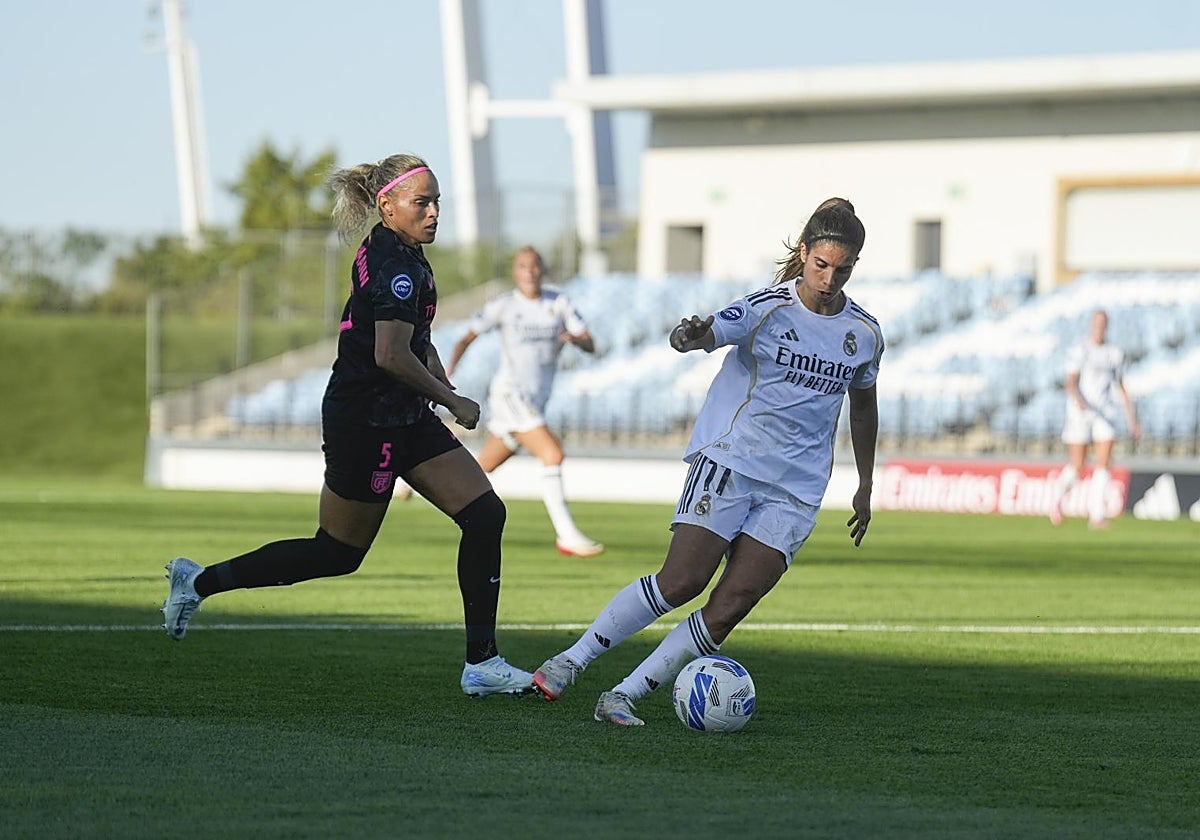 Alba Redondo, ante Hickmann, en el Real Madrid-Madrid CFF del domingo