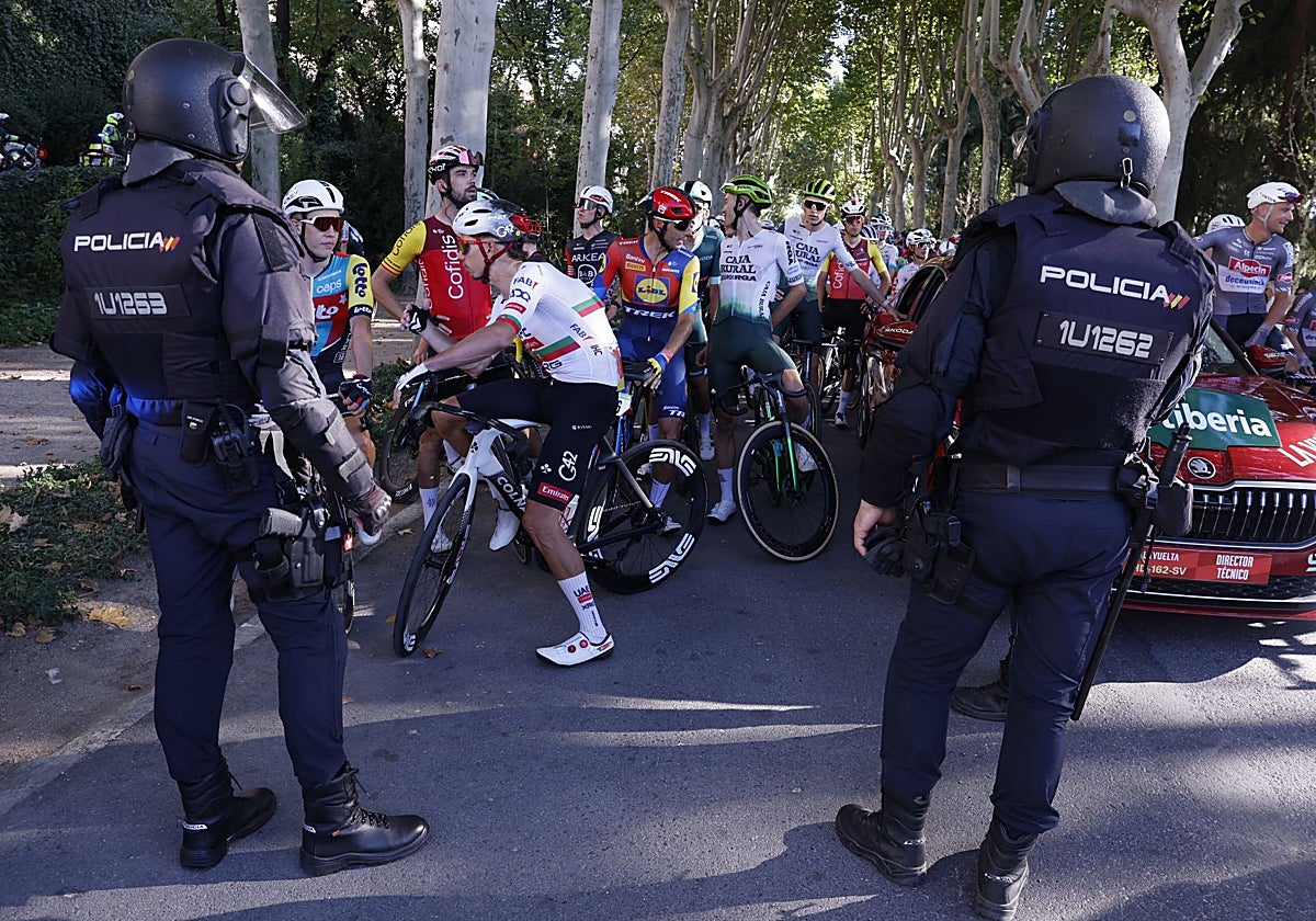 El pelotón no pudo concluir la última etapa de La Vuelta en Madrid