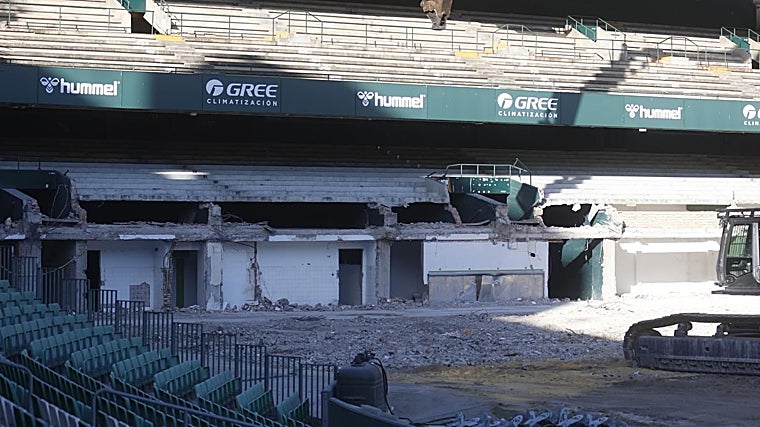 El Betis retira la cubierta del Benito Villamarín, un paso más en la obra de la nueva Preferencia
