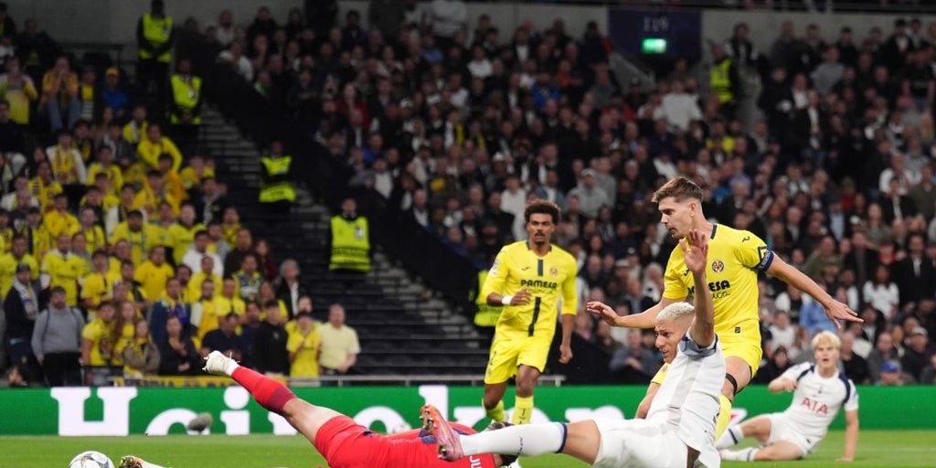 Un error del portero Luiz Junior hunde al Villarreal