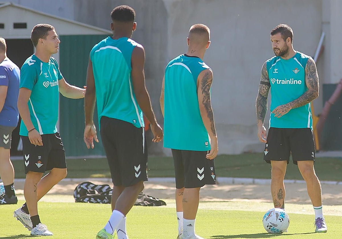 Aitor Ruibal, junto a Riquelme, Pablo García y Bakambu, en el entrenamiento de este martes