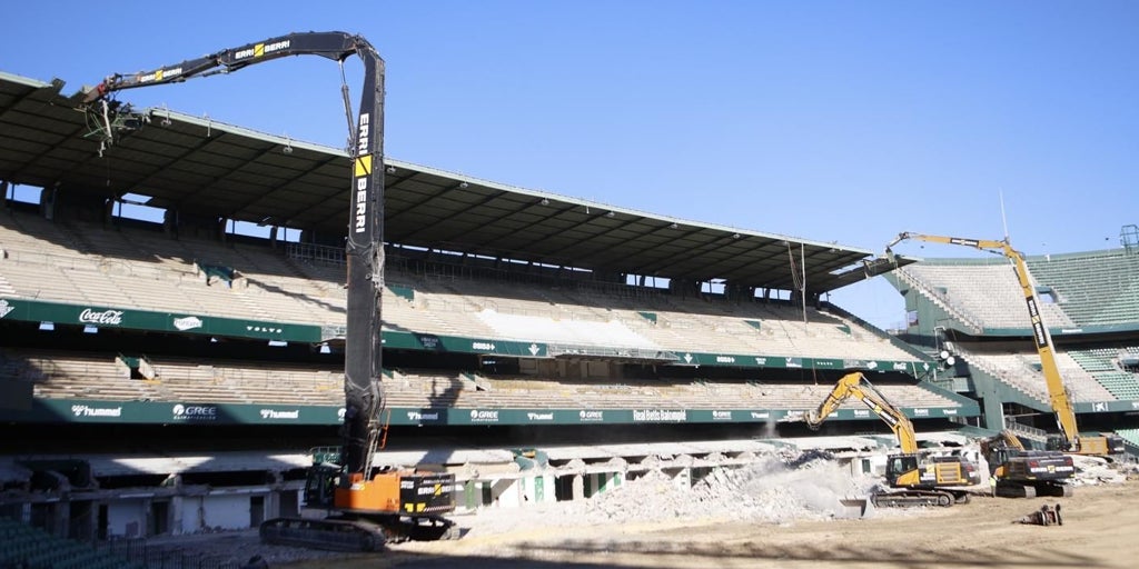 El Betis retira la cubierta del Benito Villamarín, un paso más en la obra de la nueva Preferencia