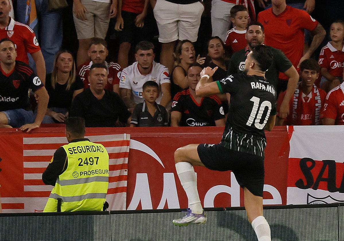 Rafa Mir celebra su gol en el Sevilla - Elche