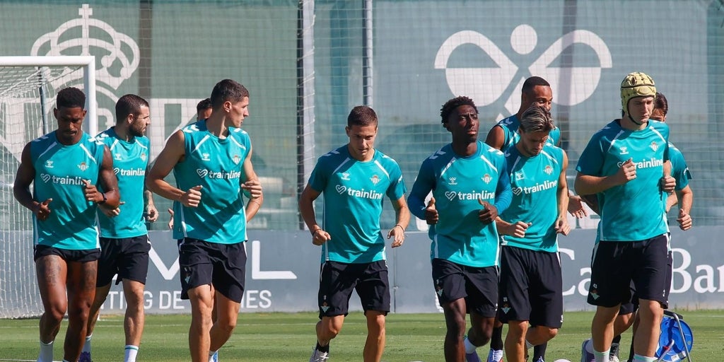 Bartra y Deossa, bajas en el entrenamiento del Real Betis preparando el duelo ante la Real Sociedad