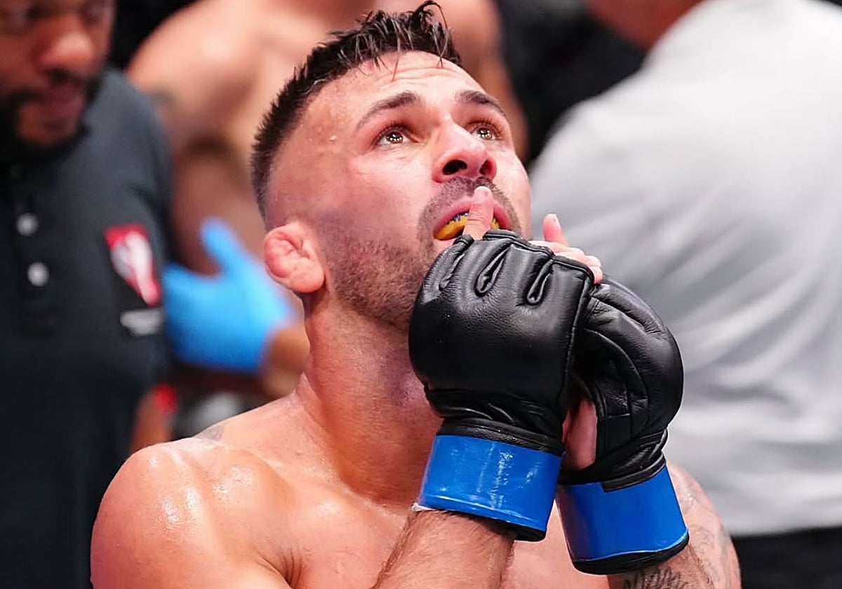 Hecher Sosa mira al cielo tras vencer en el Dana White's Contender Series